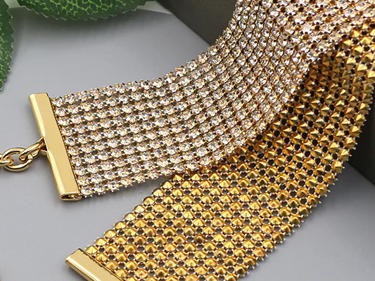 What Makes a Shiny Diamond Choker the Perfect Statement Jewelry?