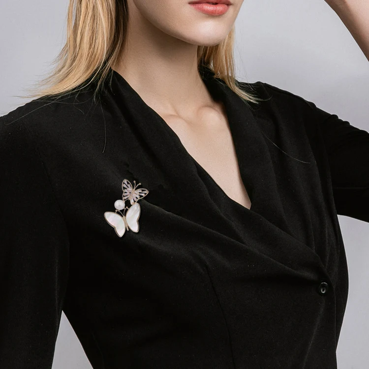 What are the rules regarding the placement of brooches?